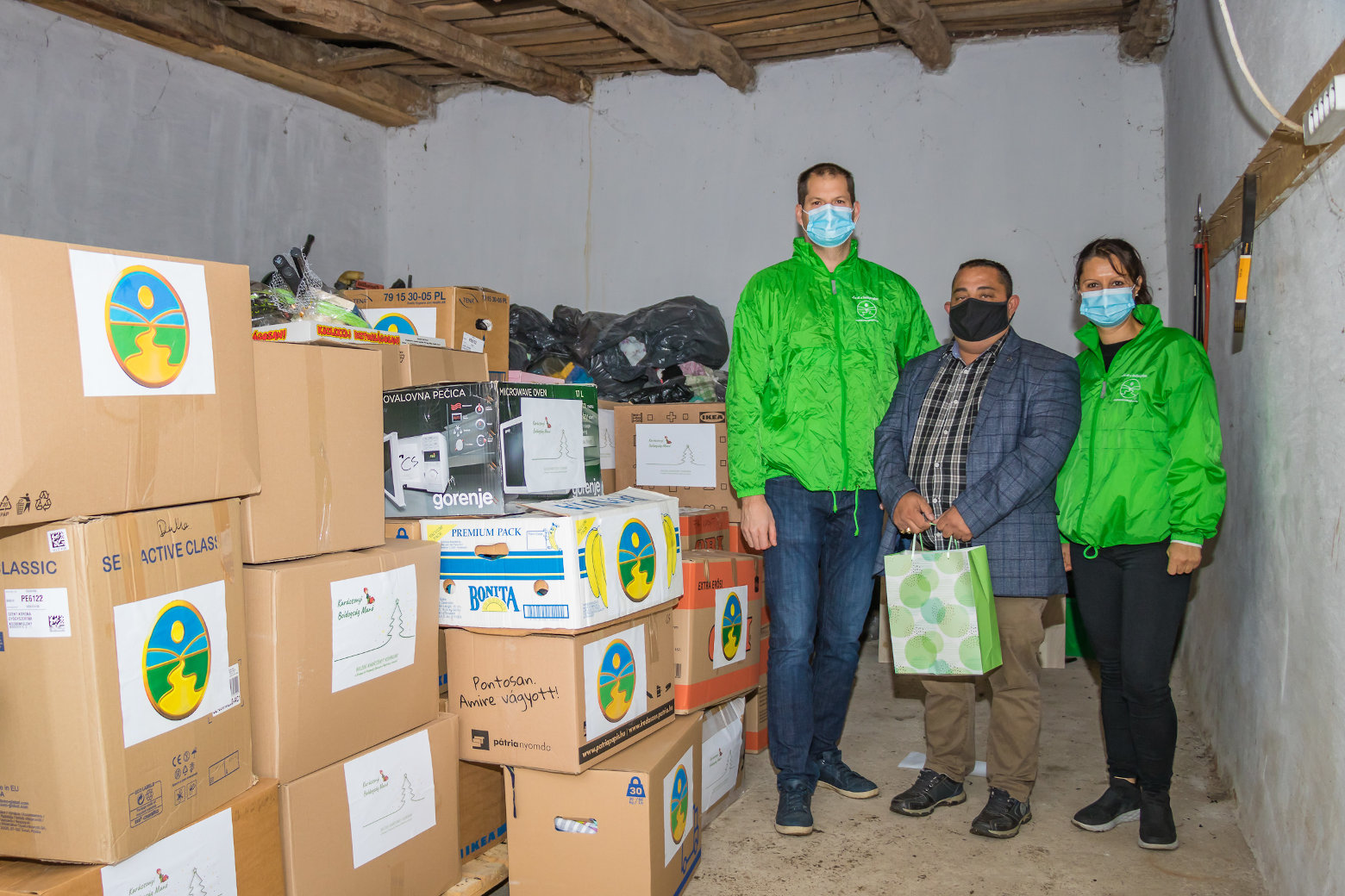 Csenyéte polgármestere és A Virágozz és Prosperálj Alapítvány jótékonysági akciója - Boldogság Manó